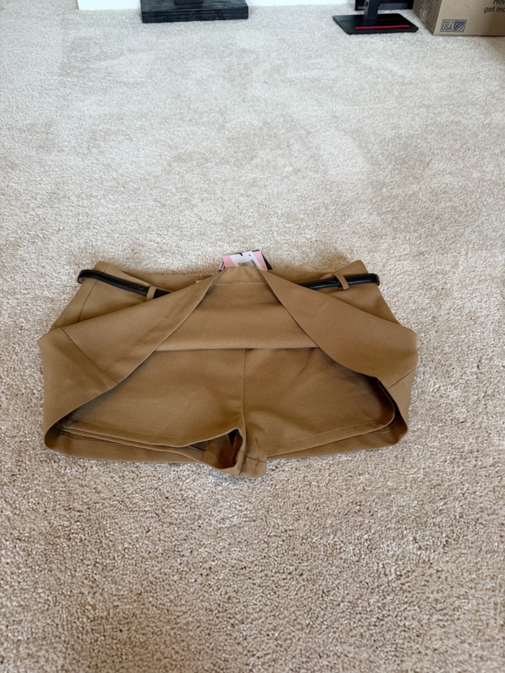 Avec Les Filles Low Rise Mini Skirt/Skort with Black Belt Detail - Picture 3 of 6
